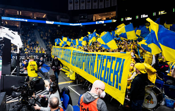 他的脚先碰 他的脚先碰