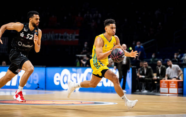 郑钦文第六次挑战萨巴伦卡会有惊喜发生？赛前已被博彩公司轻视.